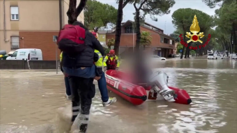 Emilia Romagna, l’acqua fin dentro le case. Le immagini dei soccorsi