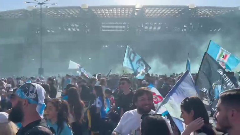 Festa scudetto a Napoli, marea di tifosi fuori dallo stadio Maradona