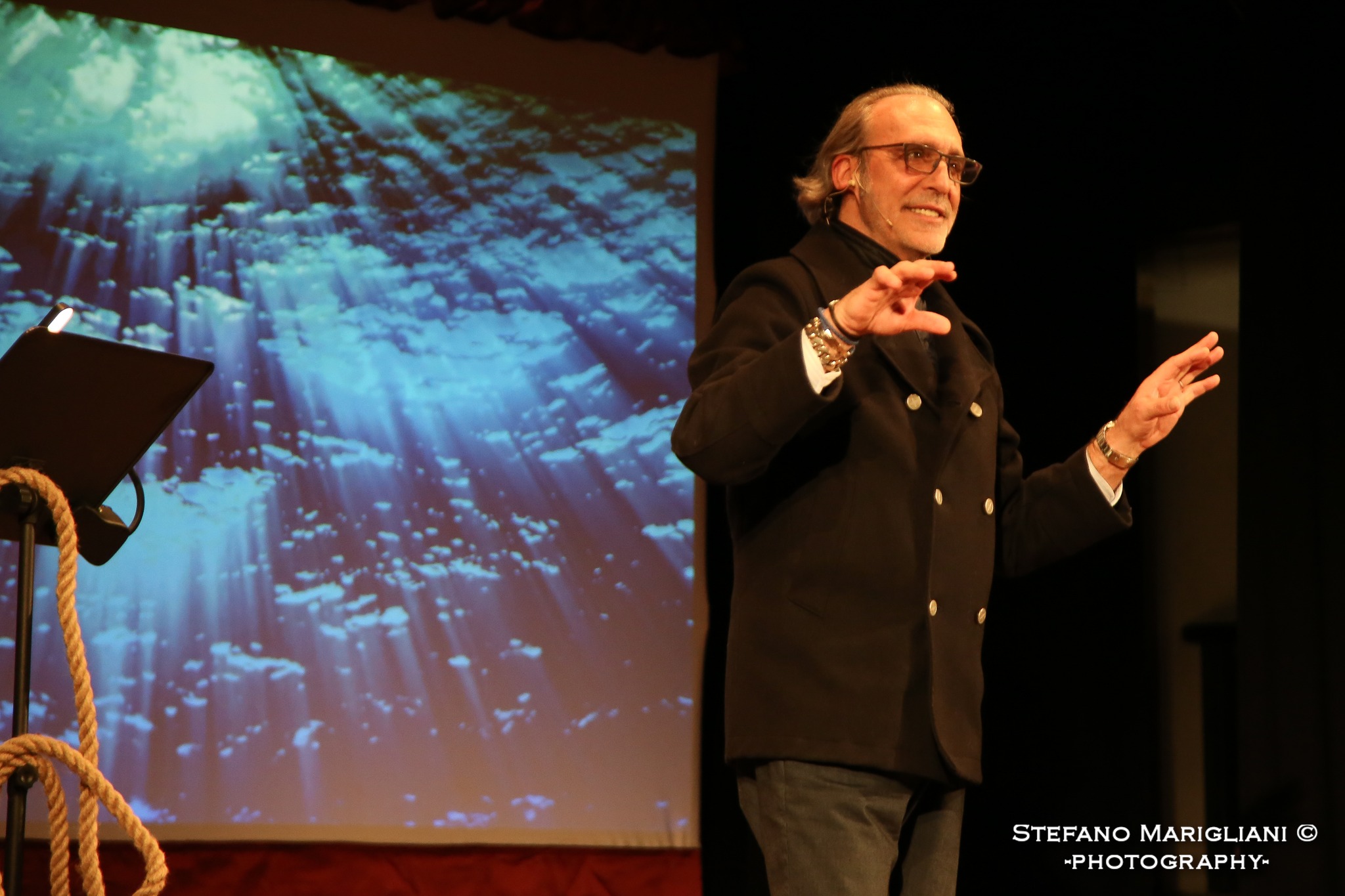 Luca Ward sale sul palco del Teatro Ariston di Trapani