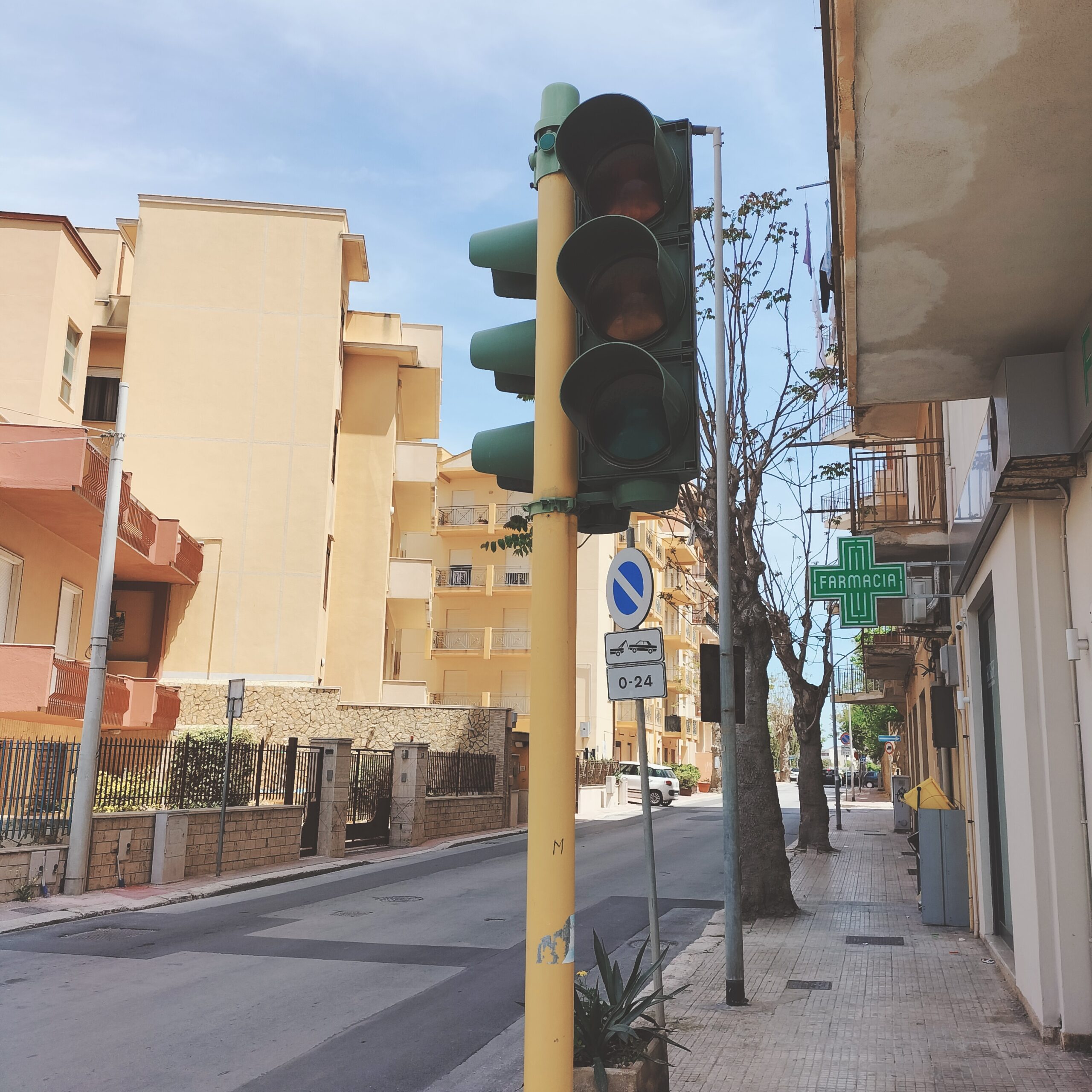 Marsala: all’incrocio di via del Fante il semaforo pedonale è guasto