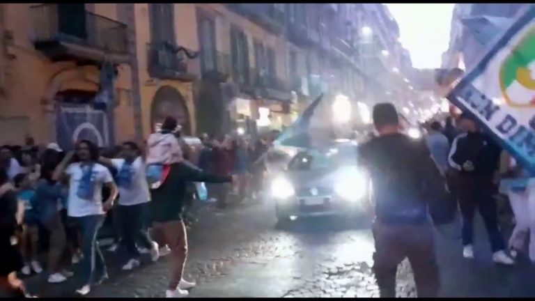 Festa scudetto a Napoli, sfilata di motorini e auto in città
