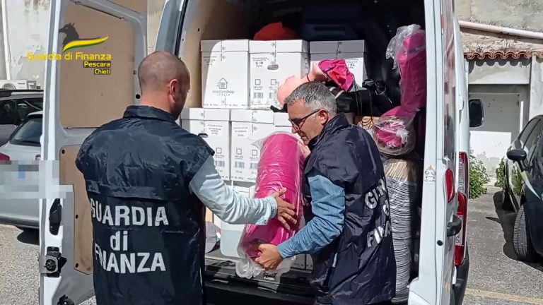 Pescara, sequestrati 54mila articoli non conformi al via del “Giro”