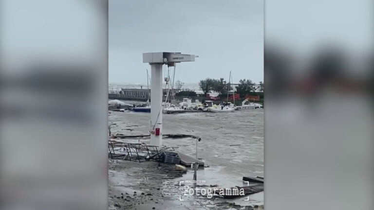 Riviera romagnola, decine di barche alla deriva. Le immagini