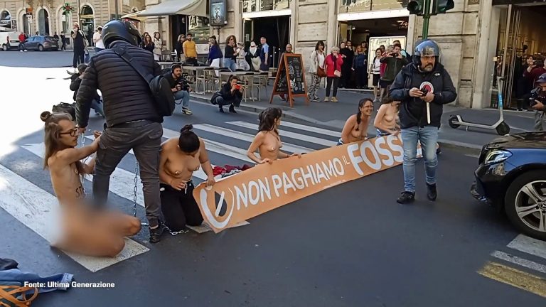 Roma, a seno nudo per l’ambiente. Protesta di Ultima Generazione