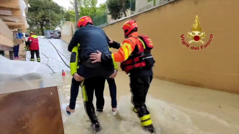 Operaio bloccato a Riccione per il maltempo, le immagini del soccorso