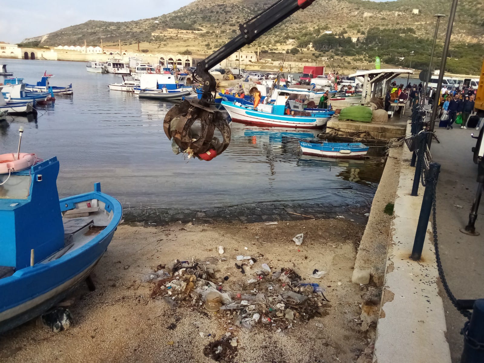 A Favignana si ripuliscono le aree del porto dai rifiuti