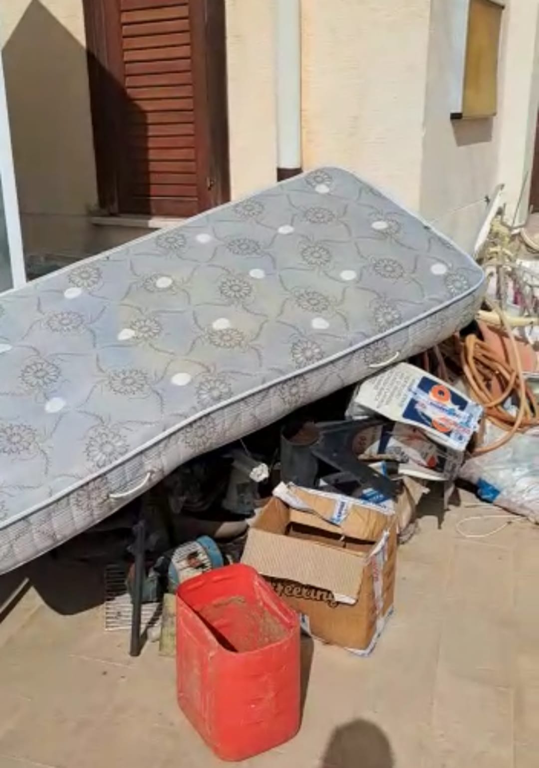 Nuovo abbandono di rifiuti nelle Egadi, il sindaco denuncia