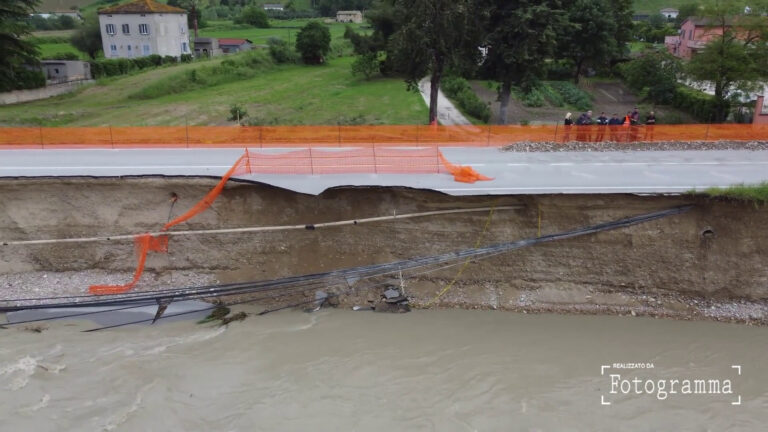 Maltempo, la piena fa crollare una strada tra Marche e Abruzzo