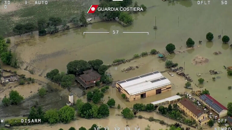 Alluvione Emilia Romagna, salvataggi ed evacuazioni in gommone