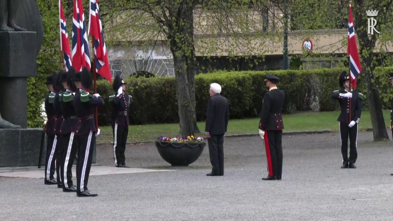 Oslo, Mattarella depone una corona di fiori alla Fortezza Akershus