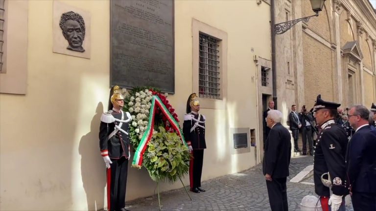 Moro, Mattarella depone una corona di alloro in via Caetani