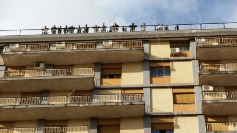 Precari Covid sul tetto dell’ospedale Cervello, continua la protesta