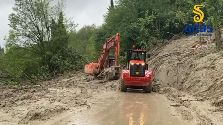 Alluvione in Emilia-Romagna, strade sommerse dal fango