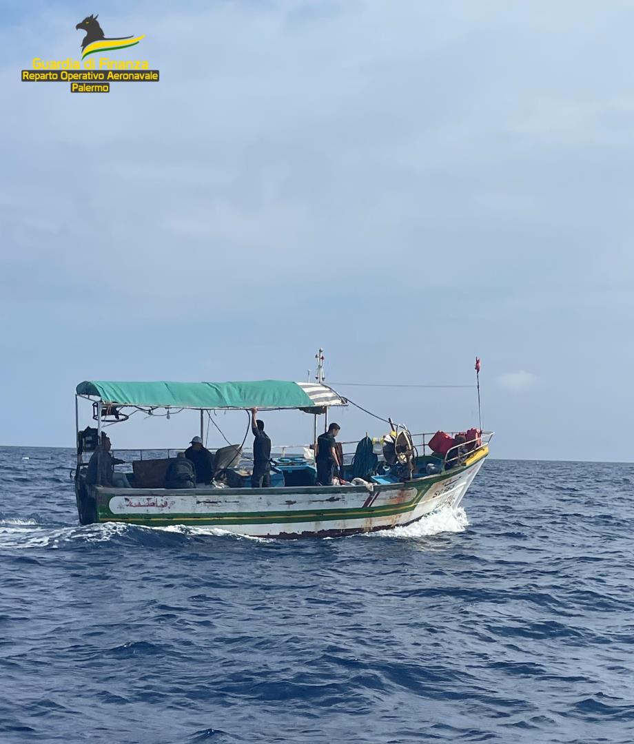 Bloccata Nave Madre al largo di Pantelleria con immigrati irregolari, fermato l’equipaggio