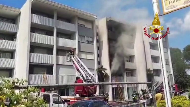 Incendio in un appartamento a Udine, evacuate quattro persone