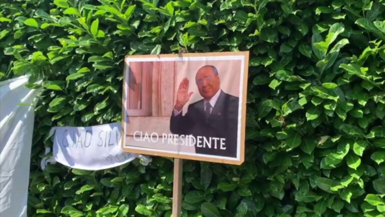 Berlusconi, l’ultimo saluto commosso di cittadini, militanti, tifosi