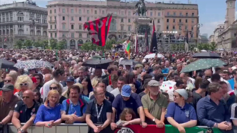 A Milano Piazza Duomo gremita per i funerali di Berlusconi. VIDEO