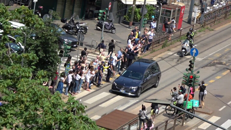 L’arrivo del feretro di Berlusconi a Milano per i funerali