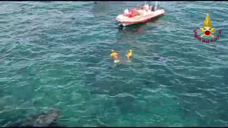 Catania, ritrovato un cadavere in mare, le immagini drammatiche. VIDEO