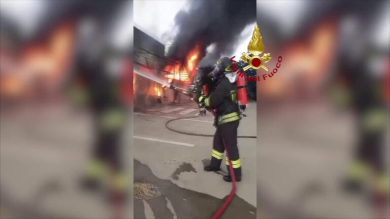 Incendio in un capannone nel cosentino, le operazioni di spegnimento