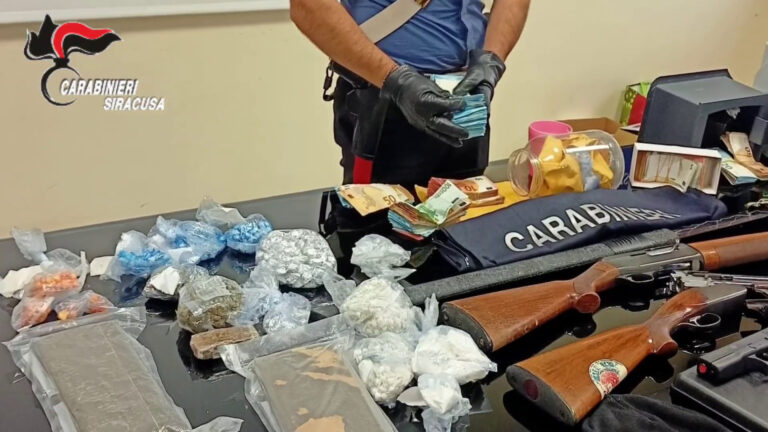 Blitz a Siracusa contro lo spaccio, sequestrate armi, droga e denaro