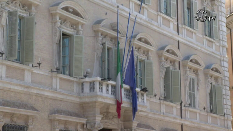 Berlusconi, bandiere a mezz’asta in Senato