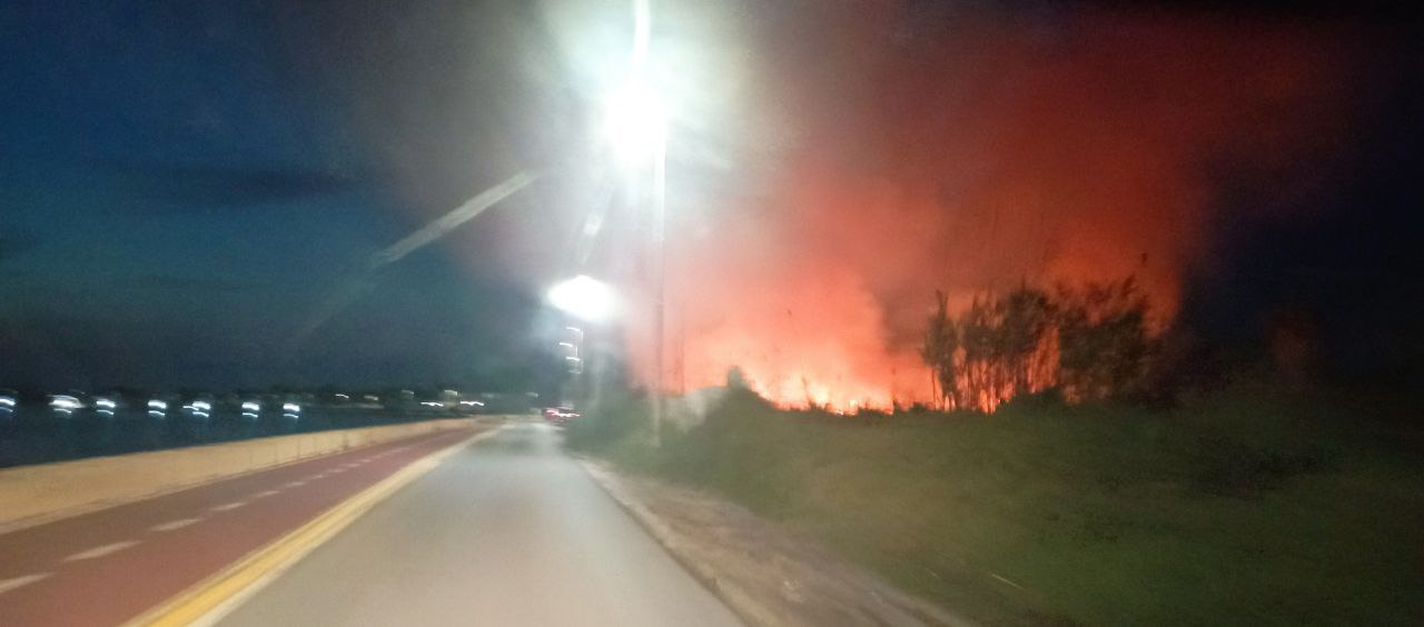 Vaste fiamme di sterpaglie di fronte la pista dello Stagnone