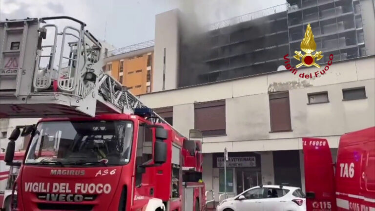 Roma, incendio in un palazzo. Un morto e nove feriti