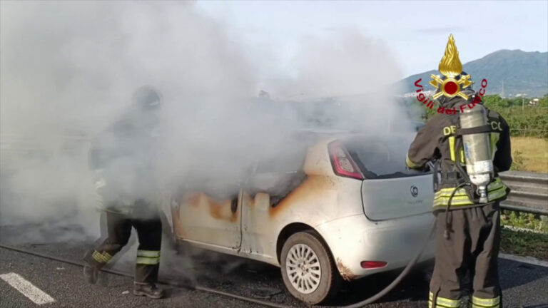 Auto in fiamme sull’autostrada A30, attimi di paura nel Napoletano