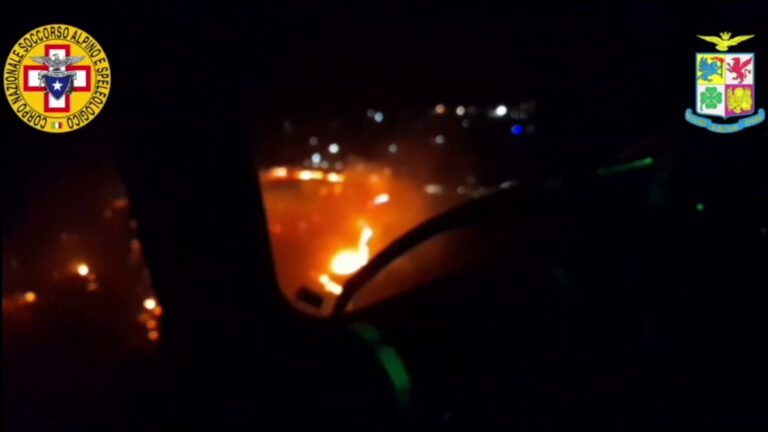 Incendi nel Trapanese, soccorsi turisti bloccati dalle fiamme