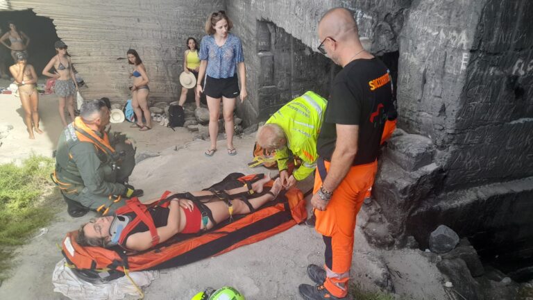 Una giovane cade da cala rossa e sbatte la testa, la soccorre l’elicottero dell’Aeronautica