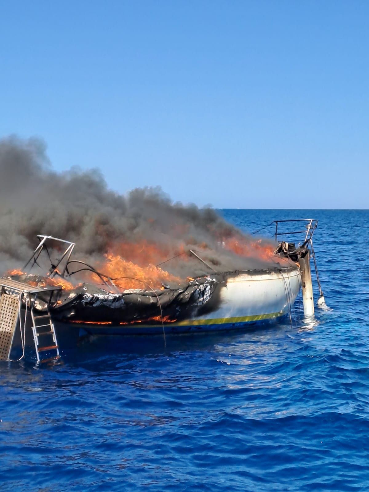 Barca a vela in fiamme e natante incagliato, a San Vito soccorse 7 persone. FOTO