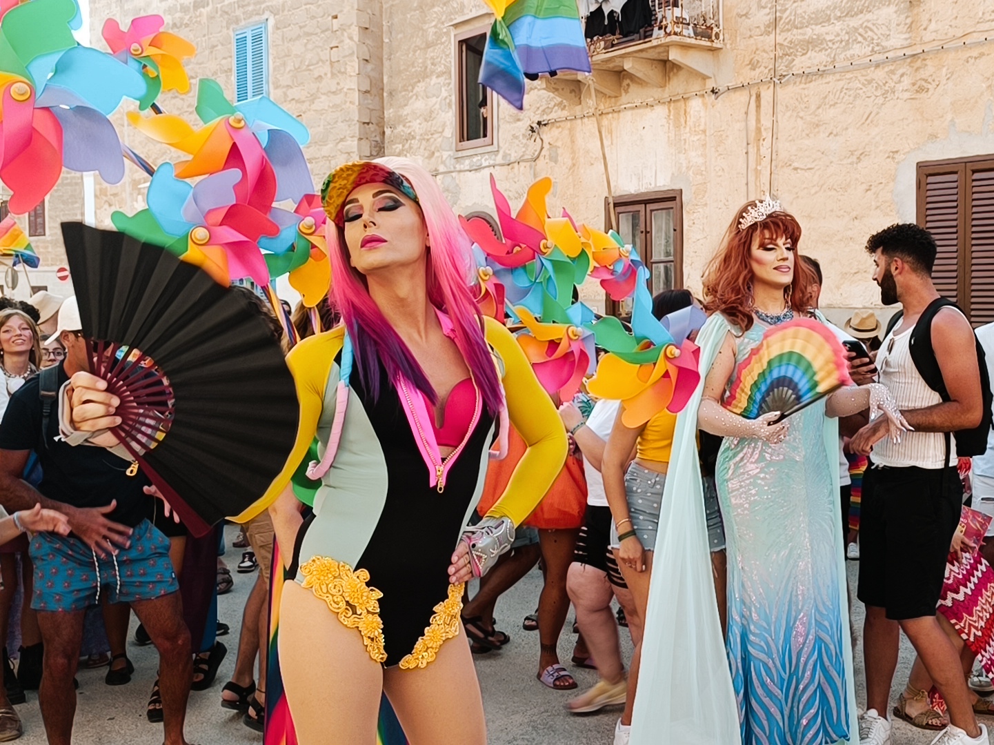 Egadi Pride, Favignana si tinge dei colori arcobaleno per i diritti Lgbtq+ (VIDEO)