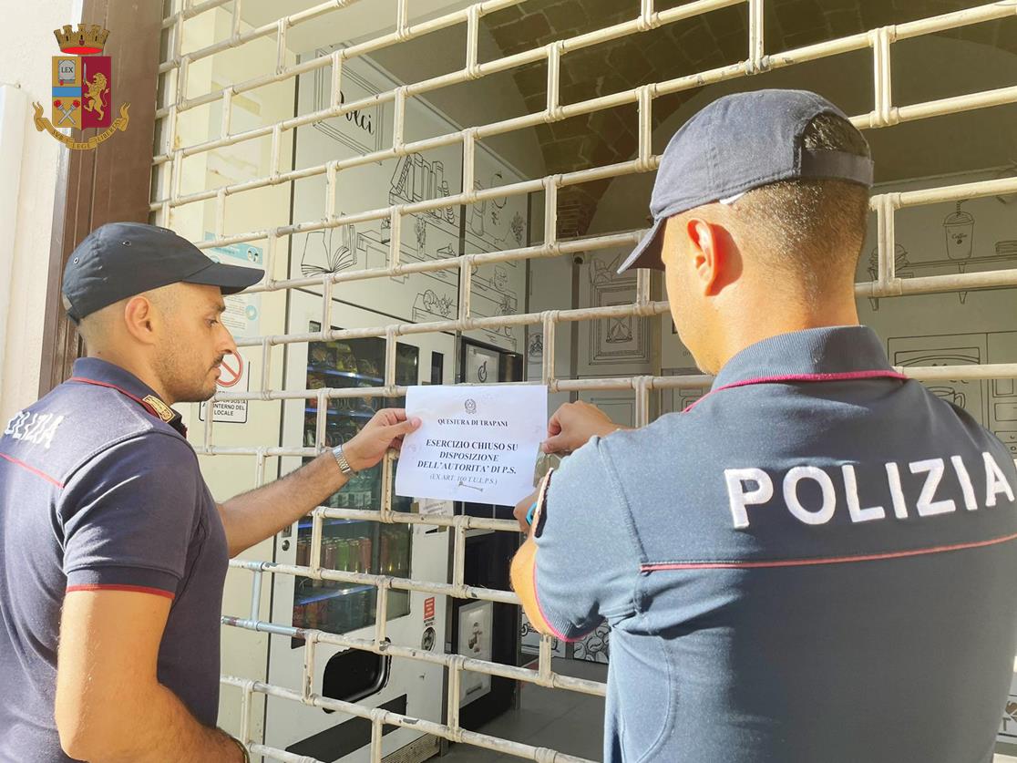 Marsala: la Polizia chiude per 15 giorni il distributore di piazza Matteotti