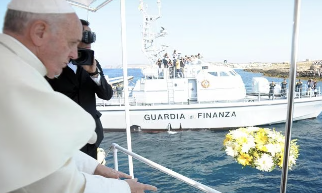 Migranti, Papa: “I morti in mare sono la vergogna della società”