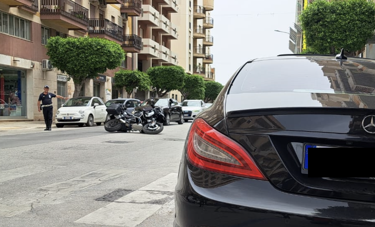 Marsala: auto apre la portiera e prende in pieno una moto, un ferito