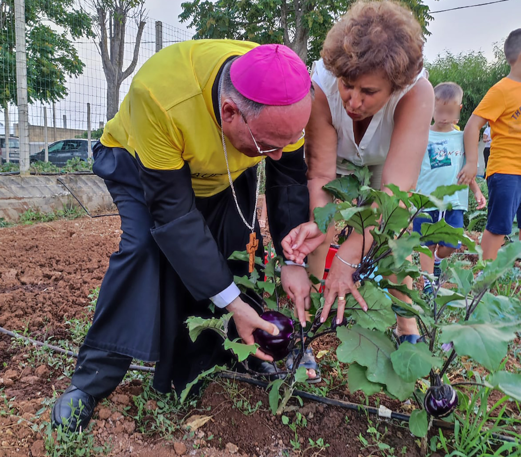 Nell’orto sociale di Torretta Granitola il Vescovo aiuta i giovani nella raccolta