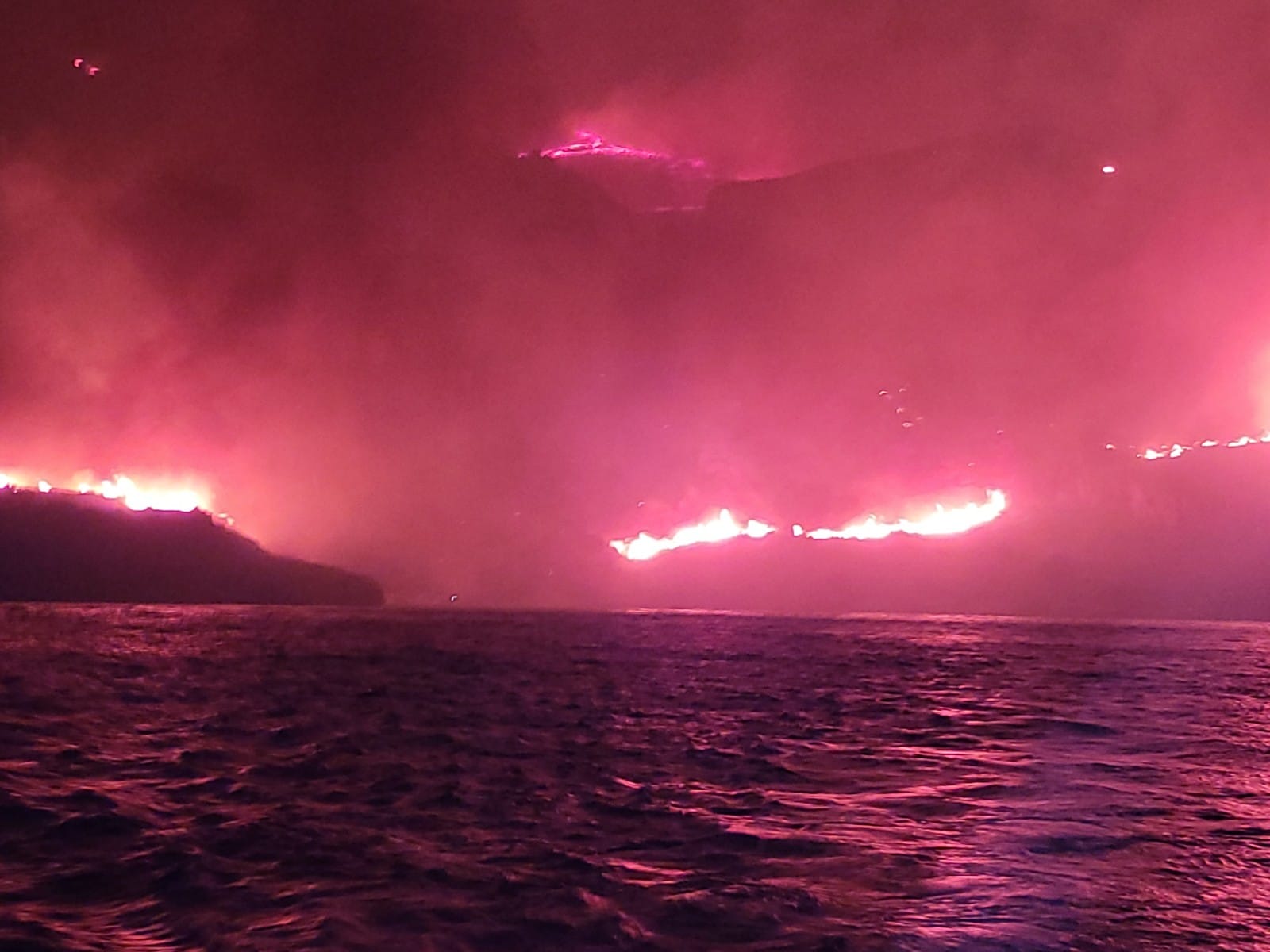 San Vito Lo Capo, a causa di un grosso incendio si riversano in spiaggia: soccorsi dalla Capitaneria di Porto