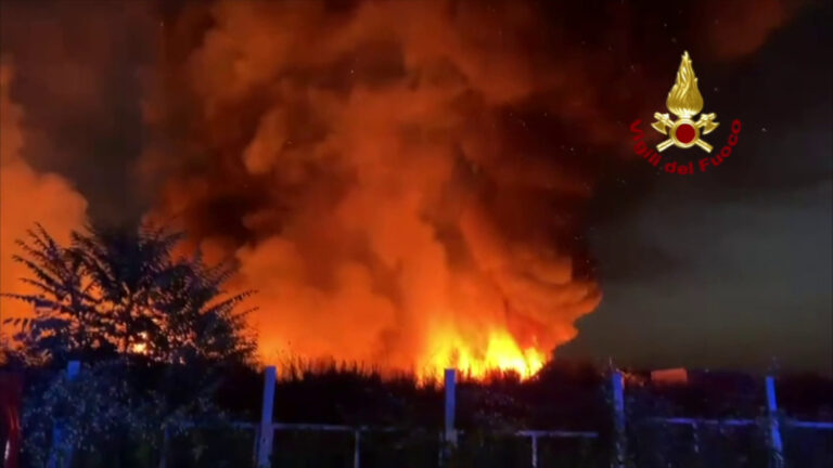 Incendio in un ex campo nomadi a Napoli, le immagini