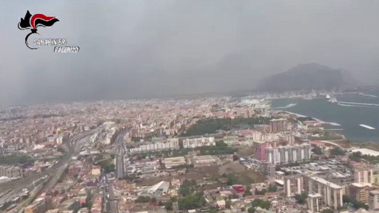 Incendi a Palermo, l’elicottero dei carabinieri sorvola aree colpite