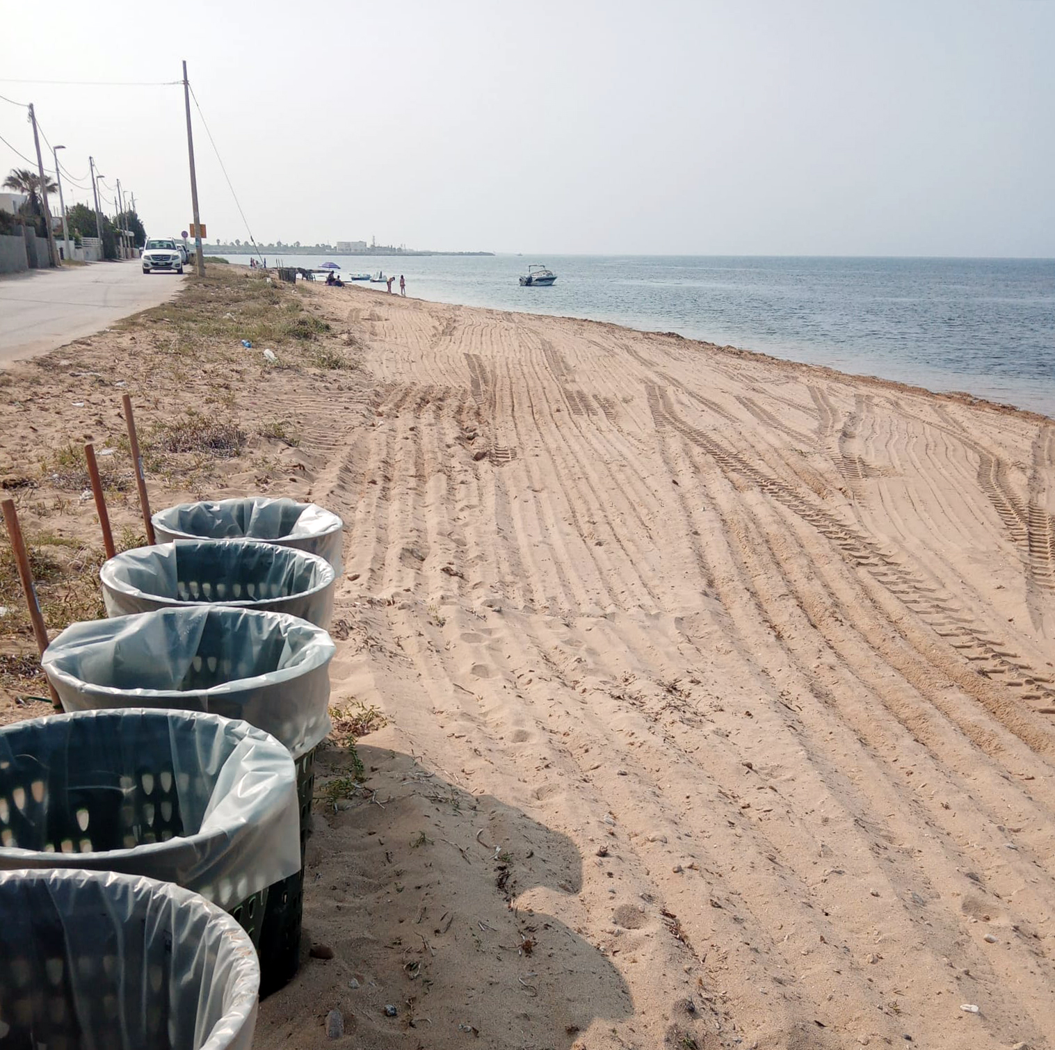 Continua la pulizia delle spiagge libere petrosilene, più cestini per i rifiuti