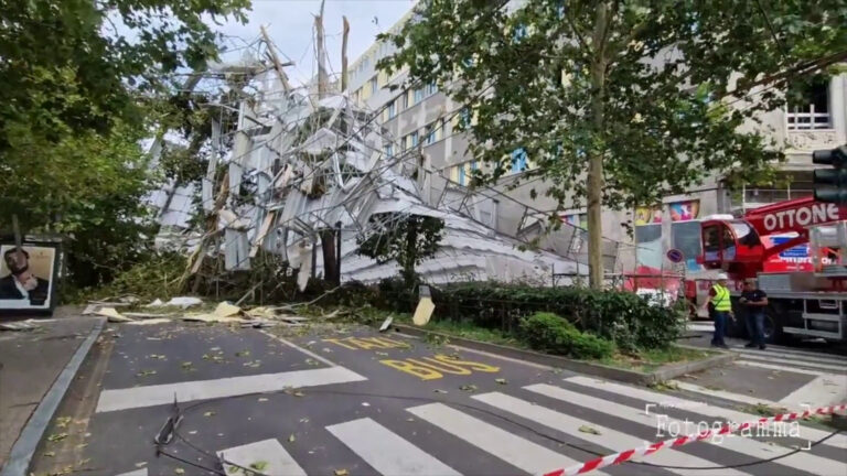 Maltempo Milano, immagini impressionanti del crollo di un’impalcatura