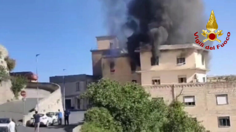 Incendio all’ex mulino Monterosso nel ragusano, le immagini