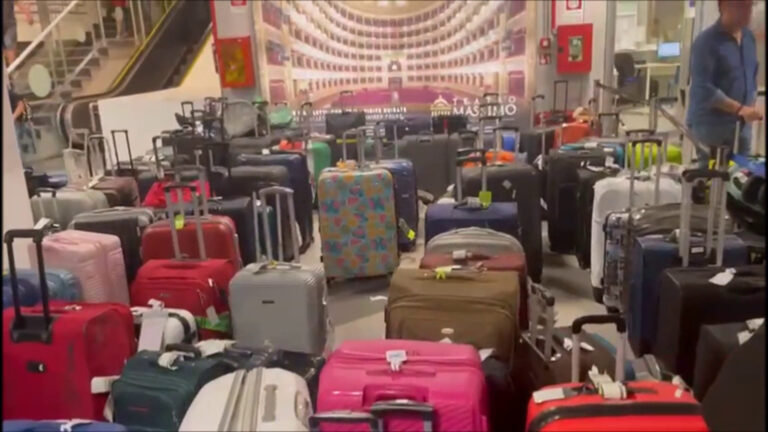 Caos in aeroporto Palermo, centinaia di bagagli stipati in aria arrivi