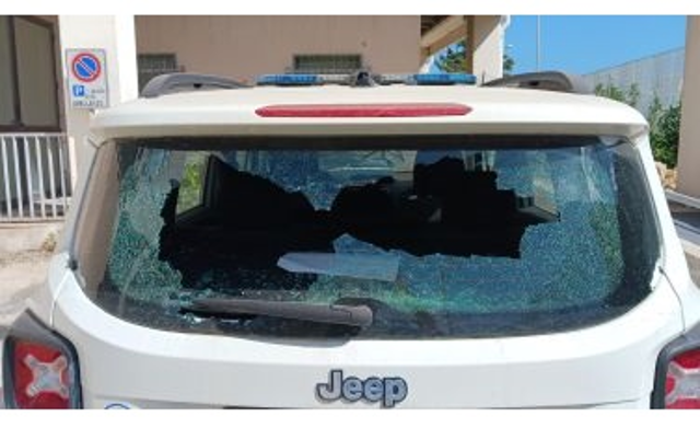 Vandalizzate tre auto del Corpo della Polizia Municipale