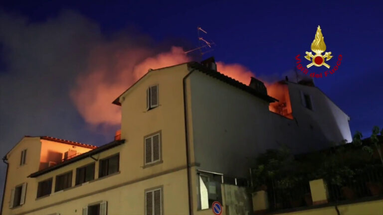 Incendio in una palazzina a Firenze, le immagini