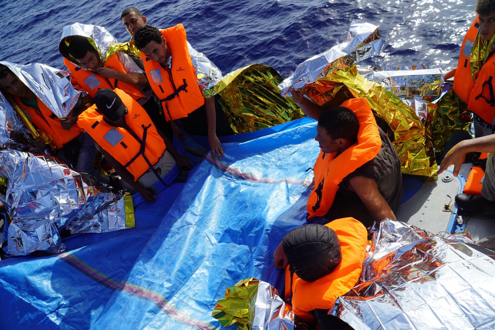 I 72 migranti dell’Aurora verso Trapani. Sea Watch: “Lampedusa più vicina, si smetta di giocare con la vita delle persone”