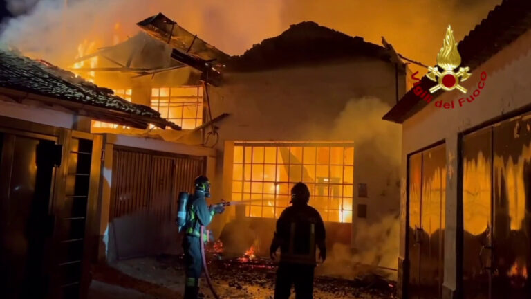 Azienda in fiamme nel lodigiano, le immagini