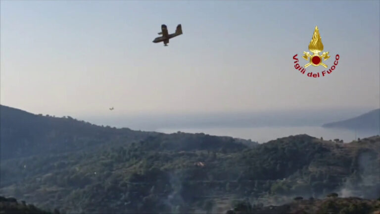 Incendio all’Isola d’Elba, le immagini