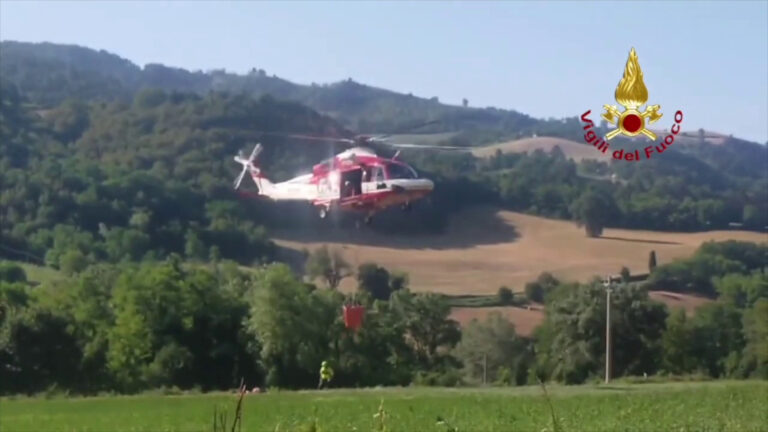 Incendio nel ravennate, elicottero e canadair in azione